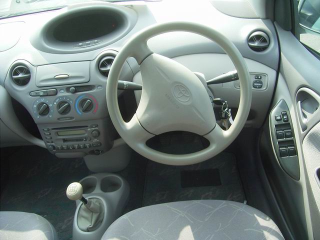 1999 Toyota Platz Pictures