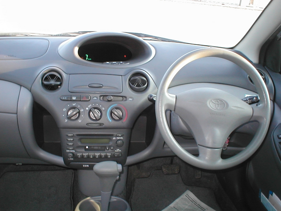 2000 Toyota Platz Pics