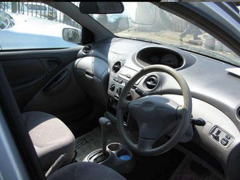 2000 Toyota Platz Photos