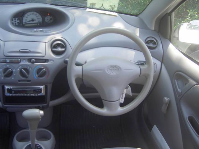 2000 Toyota Platz Photos