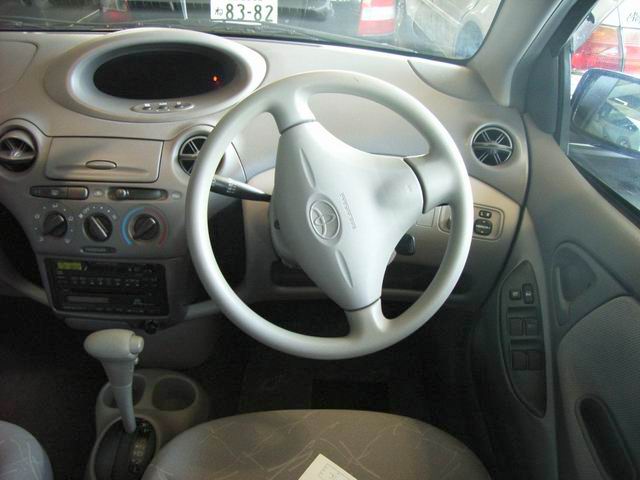 2000 Toyota Platz Photos