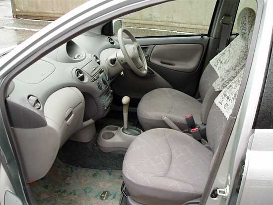 2000 Toyota Platz Pictures