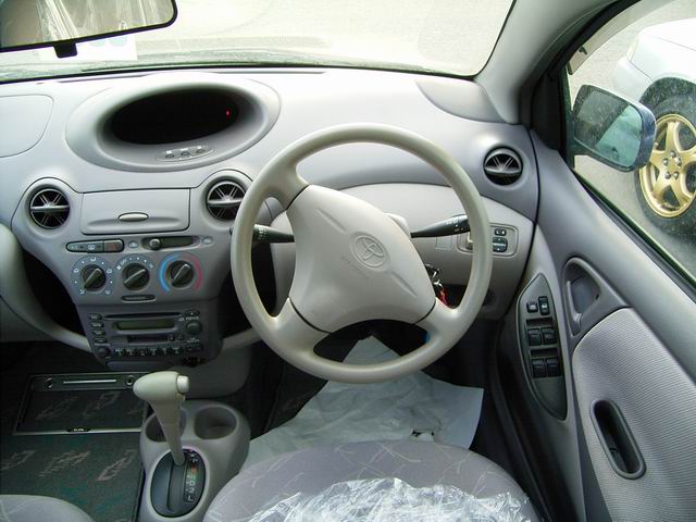 2000 Toyota Platz Pictures