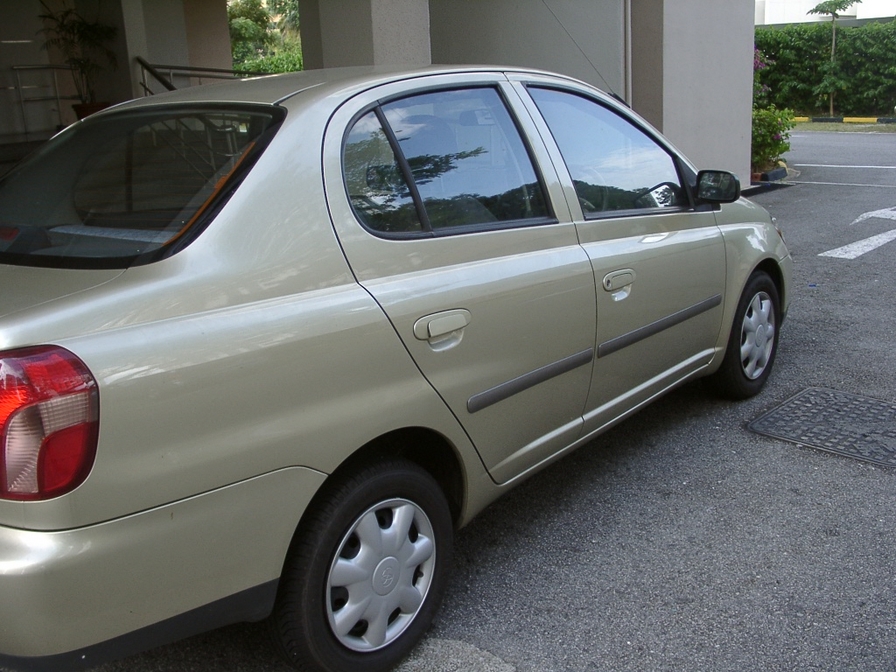 2000 Toyota Platz Pictures