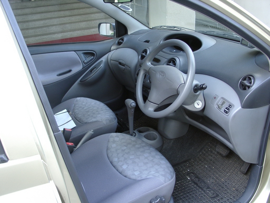 2000 Toyota Platz Photos