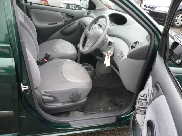 2000 Toyota Platz Photos