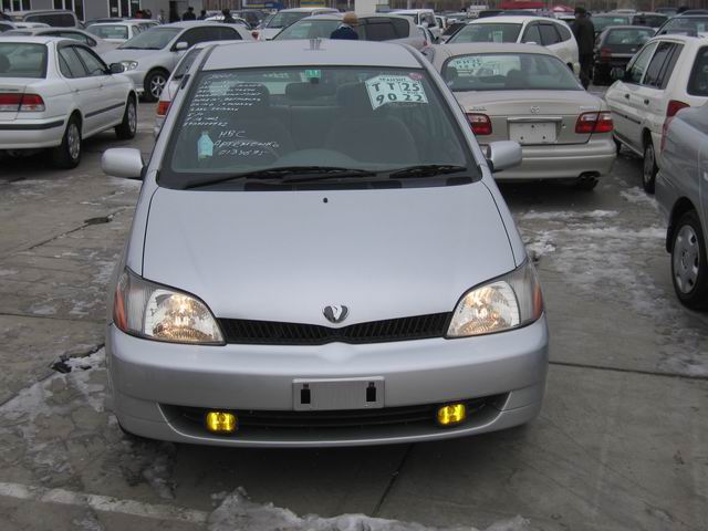 2000 Toyota Platz Photos