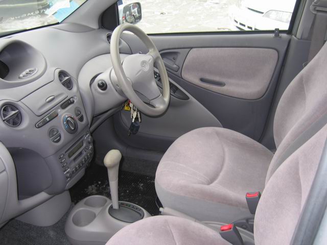 2000 Toyota Platz Photos