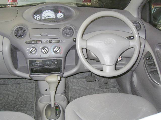 2000 Toyota Platz Photos
