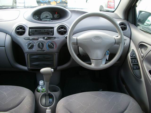 2000 Toyota Platz Photos