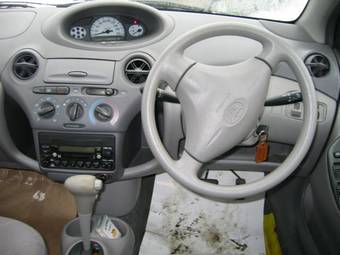 2000 Toyota Platz Photos