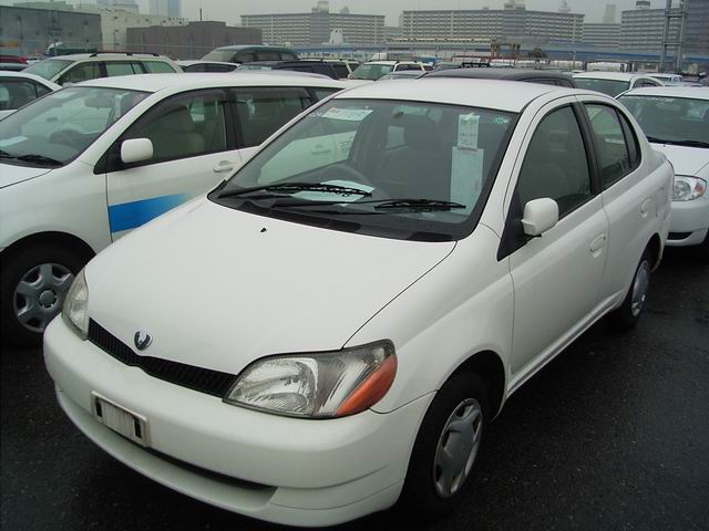 2001 Toyota Platz Photos