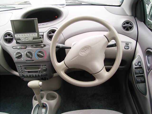 2001 Toyota Platz Pictures