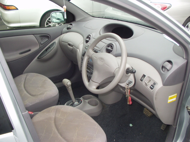 2001 Toyota Platz Photos