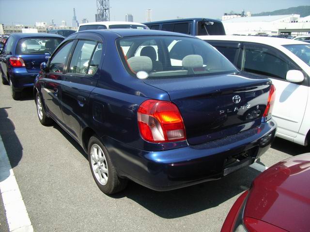 2001 Toyota Platz Photos