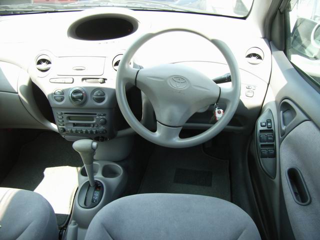 2001 Toyota Platz Images