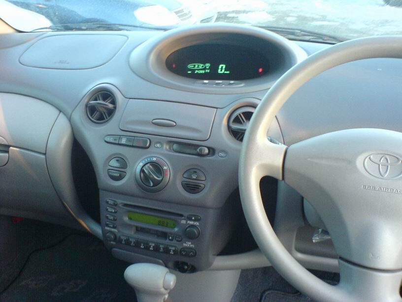 2001 Toyota Platz Photos