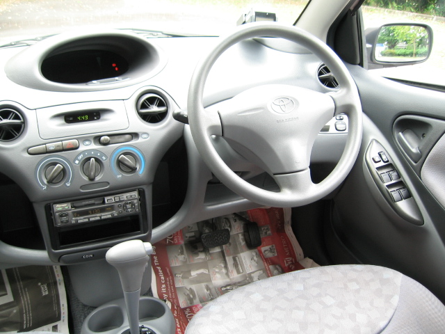 2001 Toyota Platz Pictures