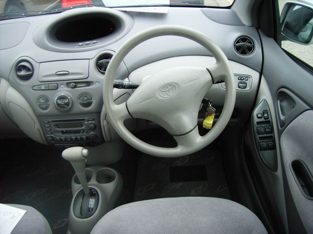 2001 Toyota Platz Pictures