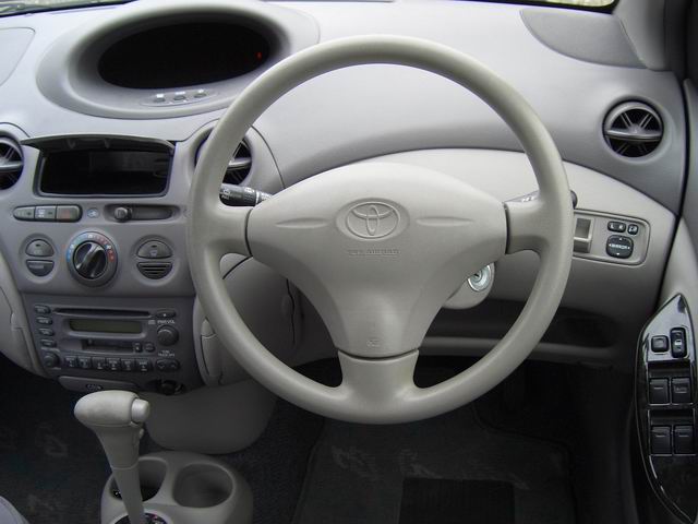 2001 Toyota Platz Pictures