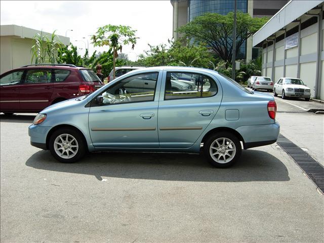 2001 Toyota Platz Pictures