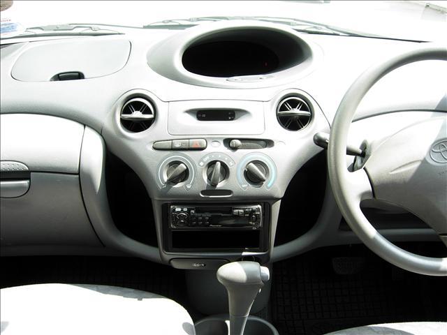 2001 Toyota Platz Photos