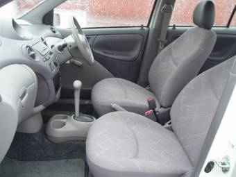 2001 Toyota Platz Photos