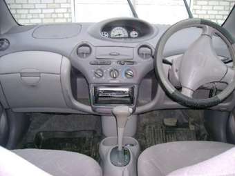 2001 Toyota Platz Photos