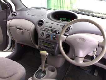 2001 Toyota Platz Photos