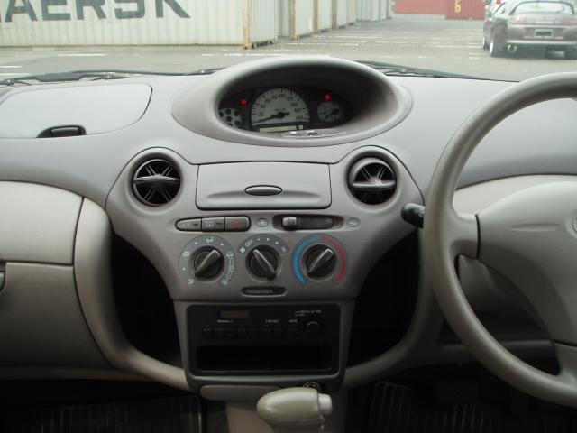2002 Toyota Platz Pictures