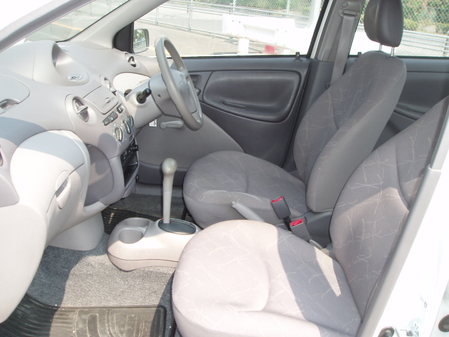 2002 Toyota Platz Pics