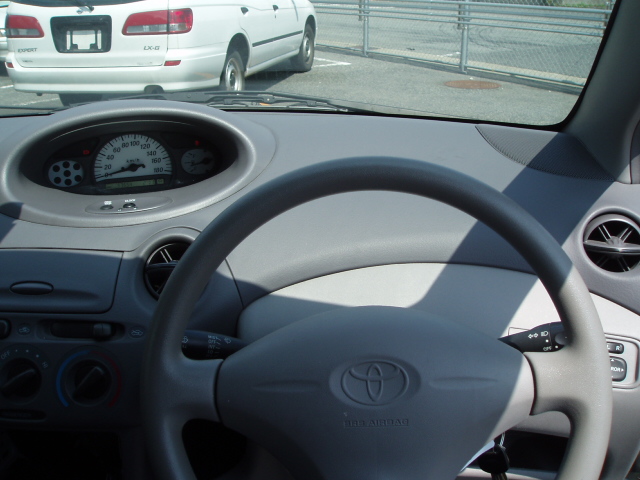 2002 Toyota Platz Pictures