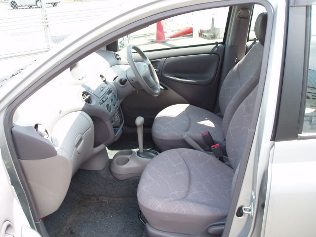 2002 Toyota Platz Pictures