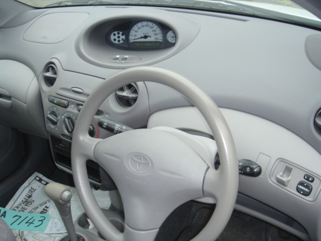 2002 Toyota Platz Pictures