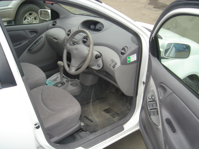2002 Toyota Platz Photos