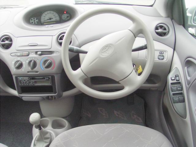2002 Toyota Platz Pictures