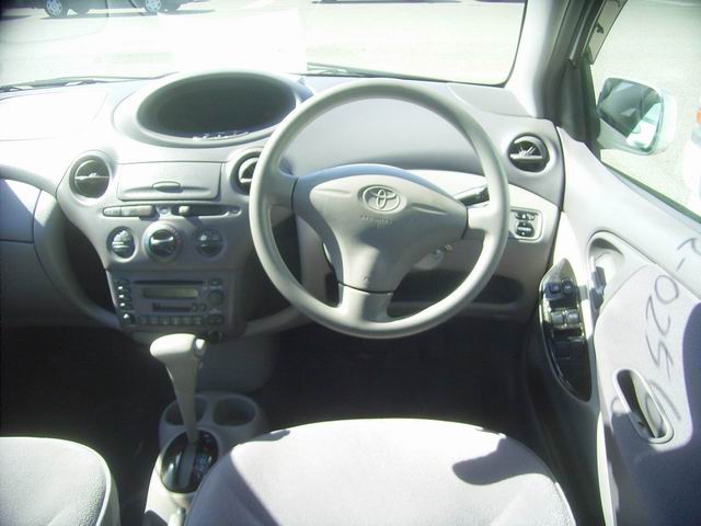 2002 Toyota Platz Pictures