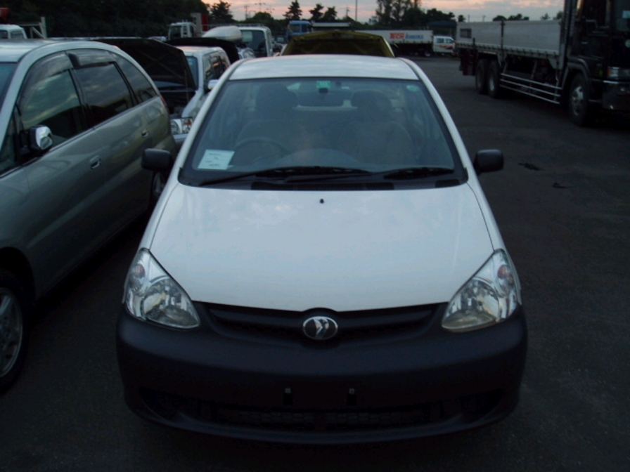 2002 Toyota Platz Images