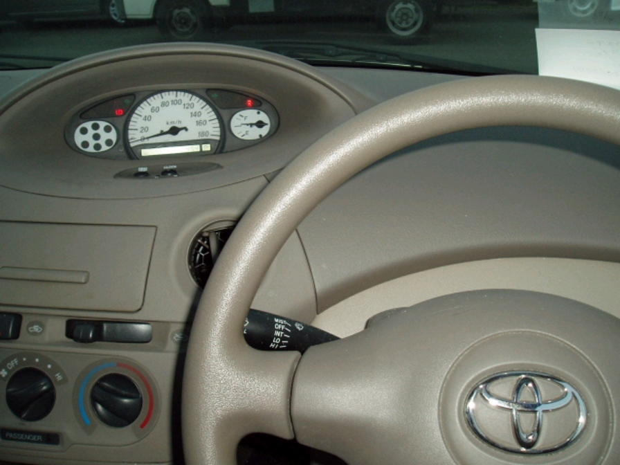 2002 Toyota Platz Pictures