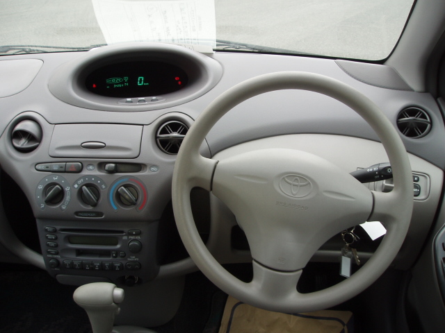 2002 Toyota Platz Photos