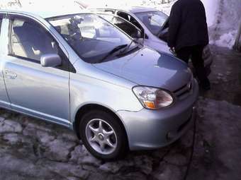 2002 Toyota Platz Images