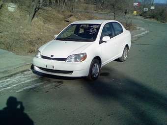 2002 Toyota Platz Photos