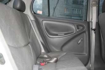 2002 Toyota Platz Photos