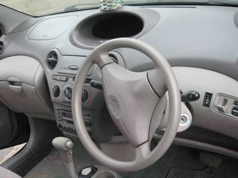 2002 Toyota Platz Pictures