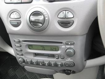 2002 Toyota Platz Photos