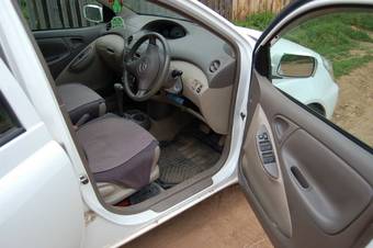 2002 Toyota Platz Pictures