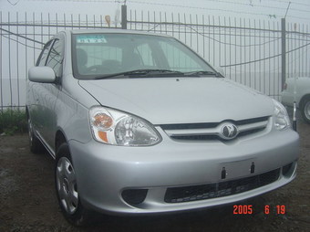 2003 Toyota Platz Photos