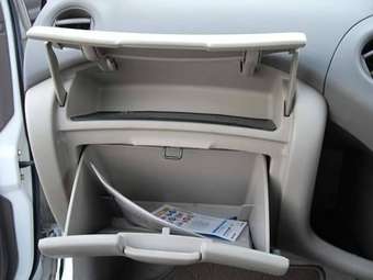 2003 Toyota Platz Pictures