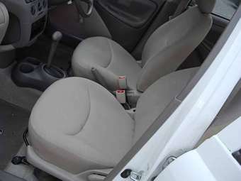 2003 Toyota Platz Photos