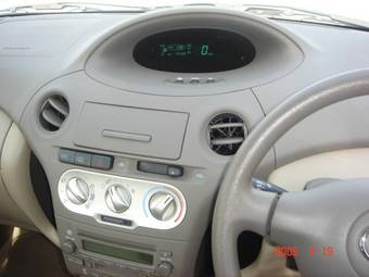2003 Toyota Platz Photos